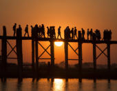 Nebeský chodník. Amarapura, Myanmar.