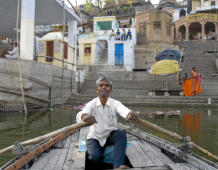 Prievozník Shankar. Varanasi, India.