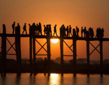 Nebeský chodník. Amarapura, Myanmar.